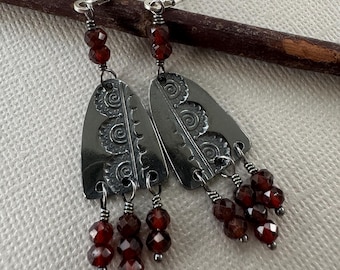 Orecchini in argento sterling ossidato con granato: gioielli con pietre portafortuna di gennaio