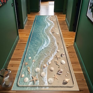 Puede incluir: Una alfombra de pasillo rectangular con diseño de playa, con olas del océano, arena, conchas marinas, estrellas de mar e hipocampos. La alfombra tiene un borde de cuerda y una representación realista de una costa.