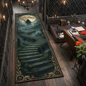 Può includere: Un tappeto rettangolare raffigurante un paesaggio fantasy con una scala che conduce a una luna piena. Il design include una figura silhouette, rovine e un bordo dorato decorativo con simboli occulti. Il tappeto è posto in un corridoio con pavimento in legno scuro.