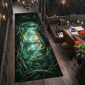 Puede incluir: Una alfombra larga y rectangular con un diseño de bosque de fantasía. La alfombra muestra una vibrante escena de bosque verde y azul con un camino sinuoso, creando un revestimiento de suelo inmersivo. El diseño incluye raíces y follaje detallados.
