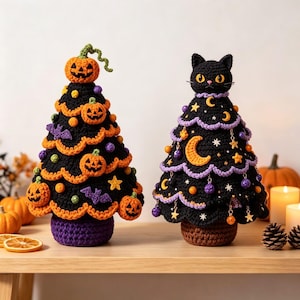 Può includere: Due decorazioni coniche all'uncinetto. Quella a sinistra è nera con applicazioni di zucche arancioni, pipistrelli viola e base viola. Quella a destra è nera con una testa di gatto, lune crescenti gialle, stelle e una base marrone.
