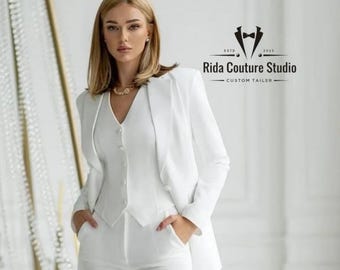 Traje blanco de tres piezas: blazer, chaleco y pantalón