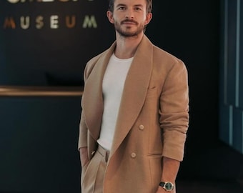 Conjunto masculino de blazer e calça de abotoamento duplo na cor camelo | Terno moderno com corte sob medida