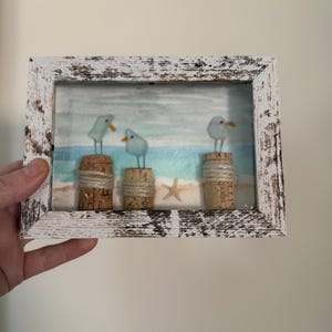 海岸沿いのシャドーボックスアート、シーグラスのカモメ - 手作りの航海風壁飾り、ワインコルクのパイロン、ビーチコテージギフト、4x6フレーム