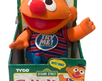 Peluche vintage de Ernie "Tickle Me" de 1996 - Muñeco parlante de Barrio Sésamo - Juguete retro de los 90
