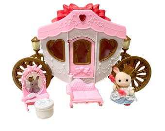 Calico Critters Prinsessvagnsset med Kaninfigur Sminkbord och Kungliga Tillbehör
