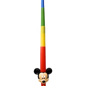 Op de afbeelding: Een meerkleurig speelgoedzwaard met een verticale stapel van blauwe, groene, gele en rode segmenten. Het handvat is versierd met een gevormd Mickey Mouse-hoofd. De onderkant van het handvat bevat de tekst Disneyland Walt Disney World.