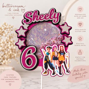 Może przedstawiać: Personalizowany topper na tort z imieniem Sheely w czarnym i srebrnym brokacie, cyfrą 6 w różowym i srebrnym brokacie oraz okrągłym elementem typu shaker wypełnionym opalizującymi koralikami, ozdobiony trzema postaciami i gwiazdkami.