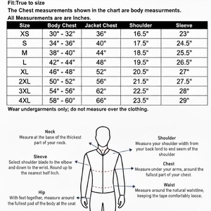 以下が含まれることがあります： 男性用レギュラーサイズのサイズチャート。インチ単位の測定値が含まれています。XSから4XLまでのサイズについて、胸囲、ジャケット胸囲、肩幅、袖丈の測定値を示しています。測定方法の説明も含まれています。