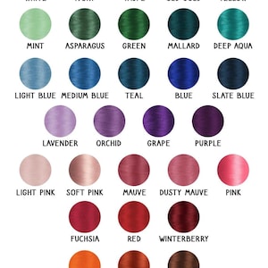 Puede incluir: Una carta de colores titulada THREAD COLOR OPTION que muestra treinta y dos muestras circulares de hilo en varios tonos, incluyendo blanco, marfil, topo, oro, amarillo, menta, verde, azul, morado, rosa, rojo, naranja, marr&oacute;n, gris, marino y negro.