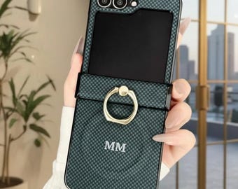 Funda magnética Z Flip personalizada de fibra de carbono con soporte de anillo y iniciales personalizadas para Samsung Galaxy Z Flip 7/6 con carga inalámbrica.