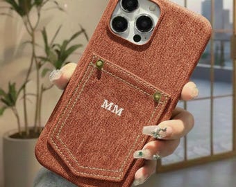 Funda de mezclilla con iniciales personalizadas y bolsillo / iPhone 17 Pro Max personalizado / Funda de cuero con clip para tarjetas / Regalo a prueba de golpes para ella