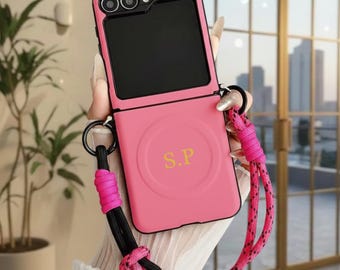 Funda MagSafe para Samsung Z Flip 7/6 con correa de muñeca — Funda tipo bolso personalizada con iniciales, soporte magnético para carga inalámbrica Z Flip