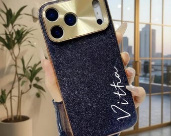 Funda dorada con nombre personalizado para iPhone 17 Pro - Brillantina y destellos negros - Lujosa funda personalizada para teléfono / Elegante protector metálico para cámara