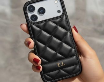 Funda personalizada para iPhone 17: lujosa funda de piel vegana acolchada con iniciales personalizadas y protección 360°.