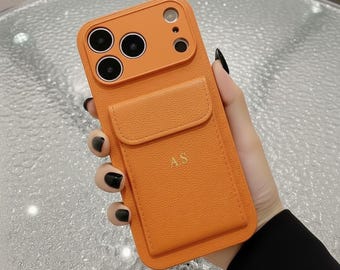 Funda personalizada para iPhone 17: funda de piel sintética tipo billetera con iniciales doradas y tarjetero.
