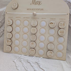 Personalisierter Wochenplaner Kinder Holz | Montessori Routine Board mit Kugel-Schieber & Klett-Buttons | Inkl. Säckchen