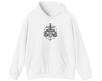 Può includere: Felpa con cappuccio bianca con tasca frontale e coulisse. La parte anteriore presenta una grafica in bianco e nero di un cuore, una croce, rose e la parola "Jesus". Il design è centrato.