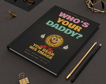 Può includere: Un diario devozionale nero con il testo "WHO'S YOUR DADDY?" in rosa, giallo e turchese. La copertina presenta un personaggio a fumetti a forma di moneta e la frase "YOU BEAR HIS IMAGE". Sono visibili anche matite dorate e nere e fermagli dorati.