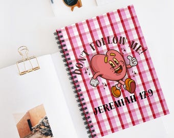 Cuaderno de espiral "Sigue a Jesús", diario de fe cristiana con líneas y citas inspiradoras de las Escrituras.