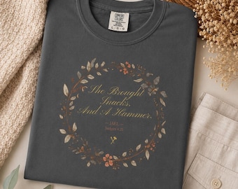 Camiseta "Ella trajo bocadillos y un martillo" / Camiseta divertida para mujeres cristianas / Jael Jueces 4:21 / Humor bíblico Colores reconfortantes / Regalo de fe para ella