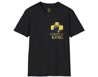 Può includere: T-shirt nero con grafica oro e blu navy. La grafica presenta la silhouette di una figura incoronata davanti a una croce con le parole "CHRIST IS KING" sottostanti. La maglietta ha girocollo e maniche corte.