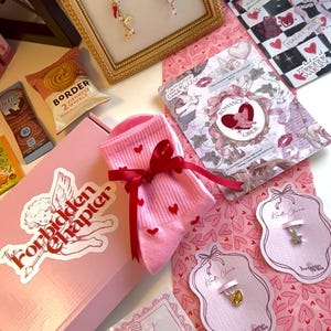 El Capítulo Prohibido: Edición de Enamorados / Caja Kindle de San Valentín / Inserto / Amuleto / Pegatinas / Decora tu Kindle / Romance