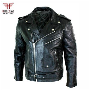 Puede incluir: Una chaqueta de moto de cuero negro con cuello ancho de muesca, cremalleras metálicas plateadas y cierres de botón a presión. La chaqueta incluye un cinturón en la cintura con hebilla metálica, charreteras en los hombros y forro acolchado.