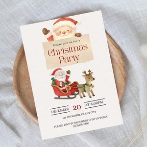 Könnte beinhalten: Weihnachtsparty-Einladung mit Weihnachtsmann und Rentier, das einen Schlitten zieht. Die Einladung enthält den Text "Christmas Party" und Veranstaltungsdetails. Die Einladung befindet sich auf einem cremefarbenen Hintergrund.