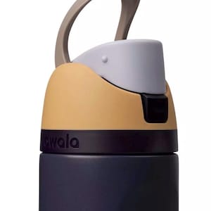 Puede incluir: Primer plano de una botella de agua con asa beige y tapa gris claro. El cuerpo de la botella es azul marino, y la secci&oacute;n superior es beige y gris. La palabra "awala" est&aacute; impresa en la botella.