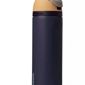 Puede incluir: Una botella de agua aislada de color azul marino con una tapa beige y gris. La botella tiene la palabra "owala" impresa en el lateral. La tapa tiene un dise&ntilde;o abatible para facilitar el acceso. Esta botella reutilizable est&aacute; dise&ntilde;ada para la hidrataci&oacute;n.