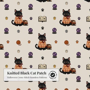 Op de afbeelding: Een naadloos patroon met pixel art zwarte katten in oranje truien, paarse kristallen bollen, open boeken, garenbollen en pootafdrukken op een beige achtergrond. Tekst: Knitted Black Cat Patch Halloween Cross-Stitch Seamless Patterns.