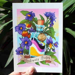 Könnte beinhalten: Ein rechteckiger Kunstdruck mit einer Glasflasche, die mit gelber, weißer, violetter und schwarzer Flüssigkeit gefüllt ist. Die Flasche ist von violetten Blüten und orangefarbenen Beeren umgeben, mit einem Anhänger, der einen Frosch zeigt. Ein Banner trägt die Aufschrift Nonbinary Nectar.