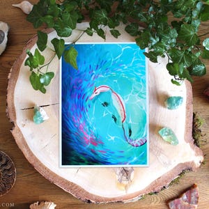 Op de afbeelding: Een rechthoekige kunstdruk met een digitale illustratie van een wit en roze wezen dat in levendig blauw water zwemt. Het kunstwerk toont een wervelende school kleine paarse en roze vissen rond de centrale figuur, met lichtreflecties op het wateroppervlak en de tekst www.hyeleth.com onderaan gedrukt.