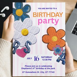 Könnte beinhalten: Eine Geburtstagseinladung mit floralem Design. Die Einladung hat einen rosa-weiß gestreiften Hintergrund mit gestickten Blumen und dem Text "BIRTHDAY party". Das Datum ist der 16. Juli, Samstag, 12:30 Uhr.