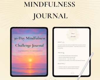 Könnte beinhalten: Zwei digitale Tablets zeigen ein 30-Tage-Achtsamkeits-Challenge-Journal mit einem Sonnenuntergangsbild. Der Text "Mindfulness Journal" steht oben. Das zweite Tablet zeigt "Tag 1 Atem" und Übungsschritte. Ein Stift liegt daneben.