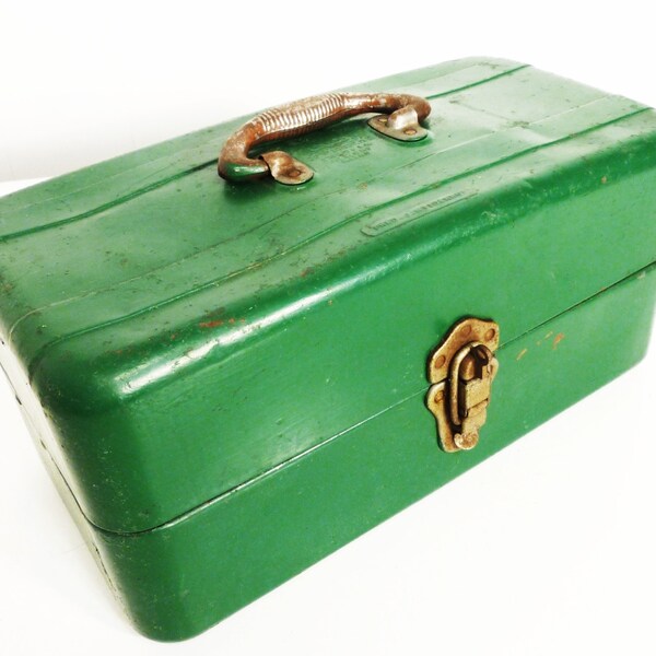 deep green chippy paint rust tool box fishing box 40s