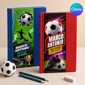 Puede incluir: Dos cuadernos de tapa dura con temática de fútbol. El cuaderno azul muestra un balón de fútbol, siluetas de jugadores y el texto Marco Antonio 3rd Grade Any School. El cuaderno rojo muestra un balón, una bota y el mismo texto.