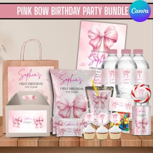 Könnte beinhalten: Ein Party-Bundle zum Geburtstag mit rosa Schleife, das verschiedene Artikel enthält. Dazu gehören eine Geschenktüte, eine Einladung, eine Snacktüte, Wasserflaschen und Süßigkeiten. Der Text "Sophia's First Birthday" ist auf mehreren Artikeln zu sehen.