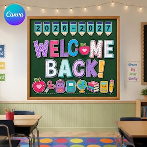 Op de afbeelding: Een rechthoekig groen schoolbord met de tekst WELCOME BACK! in kleurrijke, gedessineerde letters. Boven de tekst staan potloodvormige iconen met 2026-2027. Daaronder staan illustraties van een appel, schaar, rugzak, notitieboek, wereldbol, boeken, rekenmachine en potlood.