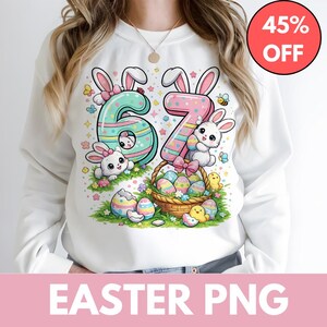 Pode incluir: Camisola branca com um design temático de Páscoa. O design inclui os números "67" com orelhas de coelho, ovos de Páscoa numa cesta e coelhinhos de desenho animado. Um círculo vermelho com "45% OFF" está no canto superior direito. O texto "EASTER PNG" está na parte inferior.