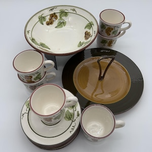 Zestaw 14 talerzyków do kawy Stangl Pottery Golden Grape z połowy XX wieku, ręcznie malowanych, z rzadkim uchwytem centralnym i tacką na przekąski