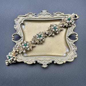 Vintage 1950s Lisner Style nicht signiertes Blatt Glieder Armband - Smaragdgrüne Strasssteine & Faux Perlen