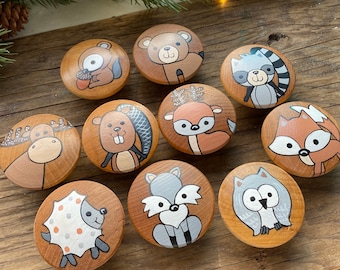 Poignées d'animaux des bois pour pépinière. Boutons pour enfants peints à la main pour commode. Grand 2".