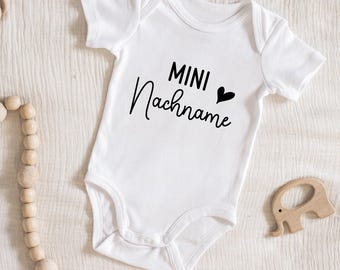 Babyrompertje - Mini Achternaam - Gepersonaliseerd met naam | 100% biologisch katoen | Geweldig cadeau-idee of om een zwangerschap aan te kondigen