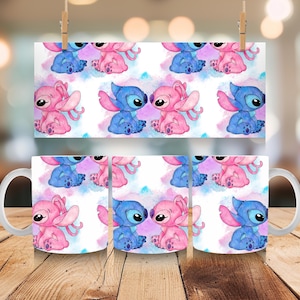 Puede incluir: Taza de cer&aacute;mica blanca con un patr&oacute;n repetido de personajes de dibujos animados azules y rosas sobre un fondo de acuarela. Los personajes est&aacute;n sentados y mir&aacute;ndose. La taza est&aacute; sobre una superficie de madera.