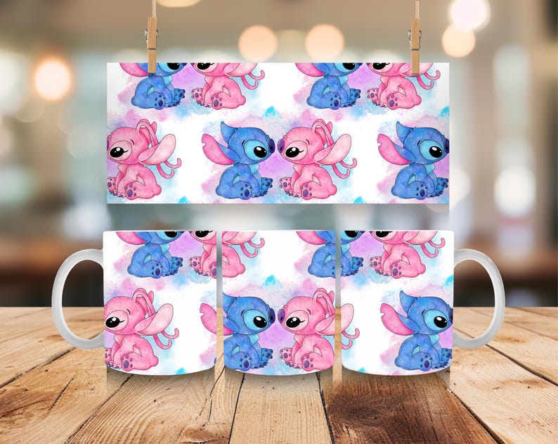 Puede incluir: Taza de cer&aacute;mica blanca con un patr&oacute;n repetido de personajes de dibujos animados azules y rosas sobre un fondo de acuarela. Los personajes est&aacute;n sentados y mir&aacute;ndose. La taza est&aacute; sobre una superficie de madera.