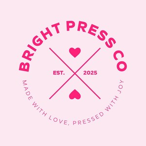 Puede incluir: Un logotipo circular rosa con las palabras "BRIGHT PRESS CO". En el interior, dos l&iacute;neas se cruzan, con dos corazones y "EST. 2025". Las palabras "MADE WITH LOVE, PRESSED WITH JOY" rodean el c&iacute;rculo en rosa.