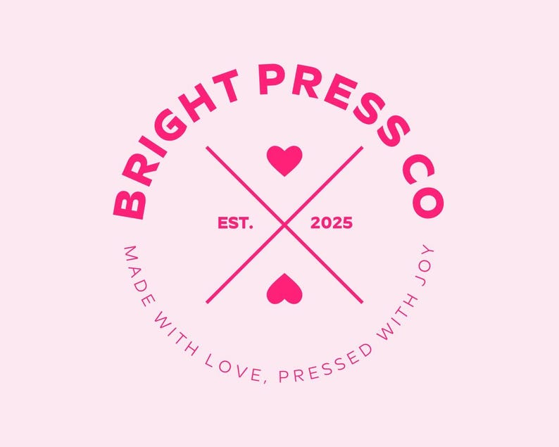 Puede incluir: Un logotipo circular rosa con las palabras "BRIGHT PRESS CO". En el interior, dos l&iacute;neas se cruzan, con dos corazones y "EST. 2025". Las palabras "MADE WITH LOVE, PRESSED WITH JOY" rodean el c&iacute;rculo en rosa.