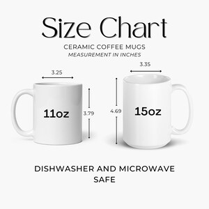 Puede incluir: Tabla de tallas para tazas de caf&eacute; de cer&aacute;mica. La imagen muestra dos tazas blancas con medidas en pulgadas. La taza de 11 oz mide 8,26 cm de ancho y 9,63 cm de alto. La taza de 15 oz mide 8,51 cm de ancho y 11,91 cm de alto. Apto para lavavajillas y microondas.